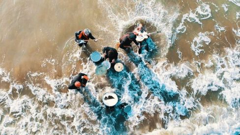 Making-off. Voler avec un drone au-dessus de l'eau. Captations aériennes lors du tournage d'un clip vidéo pour le compte du groupe Guillotines. Un groupe de punk Rock nantais.