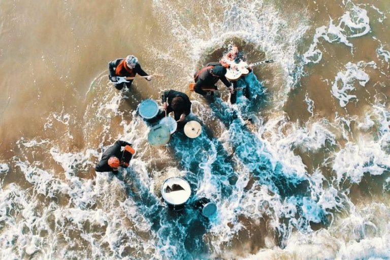 Making-off. Voler avec un drone au-dessus de l'eau. Captations aériennes lors du tournage d'un clip vidéo pour le compte du groupe Guillotines. Un groupe de punk Rock nantais.