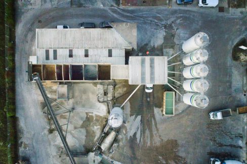 Prise de vue aérienne d'une centrale à Béton en Vendée