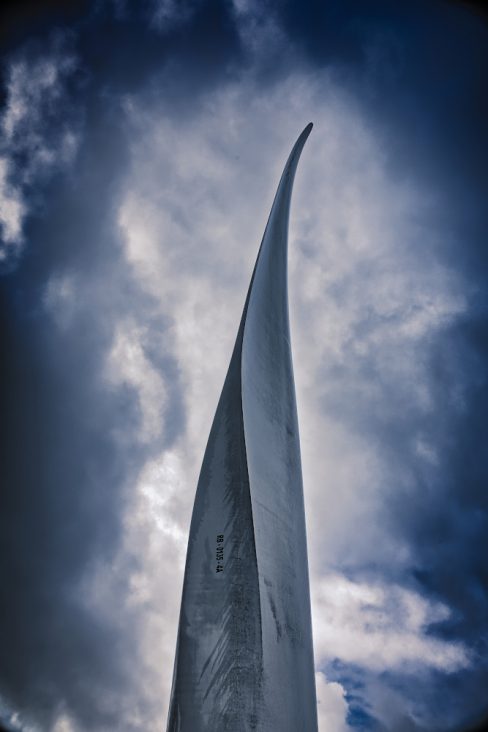 Le profil d'une aile d'éolienne. Intrados, extrados et saumon. On y distingue très clairement le pas.