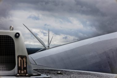 éventail de pales d'éoliennes. Photographie prise depuis le toit d'une éolienne lors d'une prestation de suivi de chantier et reportage