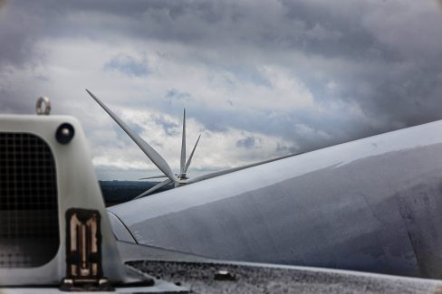 éventail de pales d'éoliennes. Photographie prise depuis le toit d'une éolienne lors d'une prestation de suivi de chantier et reportage