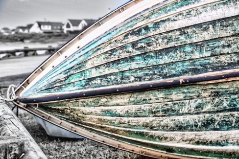 Une coque de bateau sur le port de Portivy sur la commune de Saint Pierre Quiberon. La coque posée sur la tranche présente de nombreuses cicatrices laissées par les nombreuses roches de cette côte sauvage. Il est temps de restaurer cette embarcation