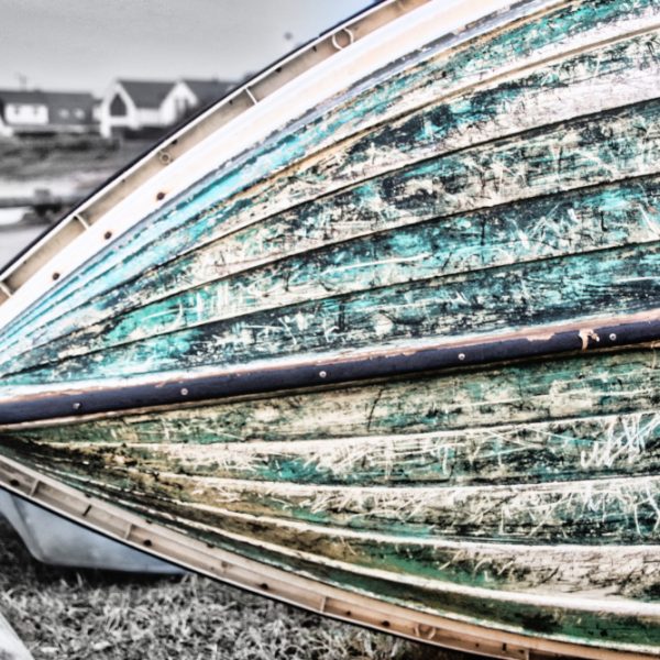 coque retournée Une coque de bateau sur le port de Portivy sur la commune de Saint Pierre Quiberon. La coque posée sur la tranche présente de nombreuses cicatrices laissées par les nombreuses roches de cette côte sauvage. Il est temps de restaurer cette embarcation