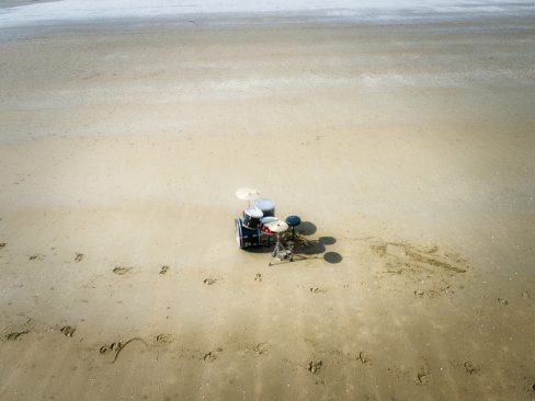 Lors d'un tournage de clip sur la plage du Gohaud en Loire Atlantique, une batterie se retrouve seule sur la plage. Le moment est à la fois incongru et poétique. L'image quant à elle, est irréelle.
