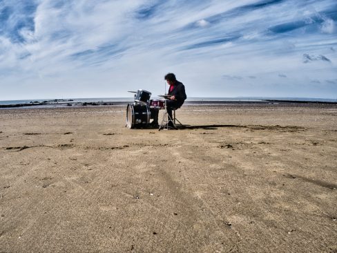 Un batteur surnommé Chouquette est en train de se faire un solo de batterie sur la plage du Gohaud en Loire Atlantique. Instant magique.