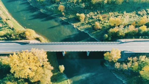 Dans le Maine et Loire, un pont enjambe une rivière au moment de l'automne. A cet instant le pont pourtant très fréquenté, puisque étant un axe pour rejoindre la ville d'Angers, est désert. Cela donne une impression de vide naturel. Le soleil est rasant, et allonge l'ombre des arbres teintés de jaune et d'orange. Ces ombres se portent sur la rivière en contrebas et jouent avec la brume, et les vapeurs qui s'en échappent.