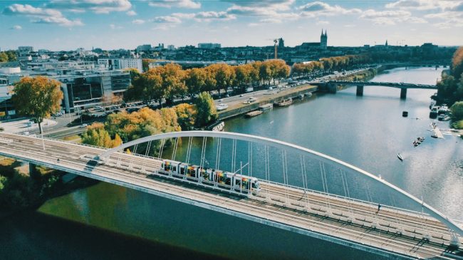 Un tramway arc-en-ciel traverse le Maine. Nous sommes aux abords du pont "Confluence" à Angers. Cette photo a été prise lors du tournage d'un film institutionnel.