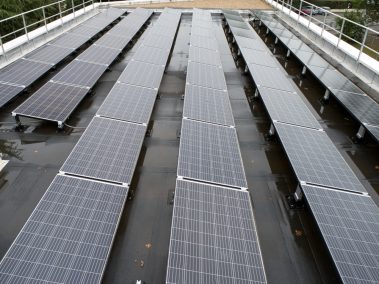 Prises de vues et inspection de panneaux solaires sur une étanchéité noire. La grande classe.