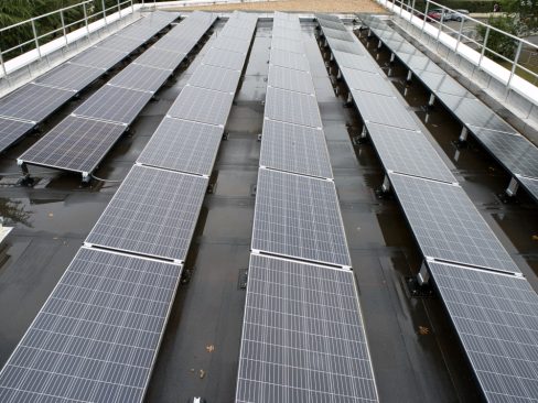 Prises de vues et inspection de panneaux solaires sur une étanchéité noire. La grande classe.