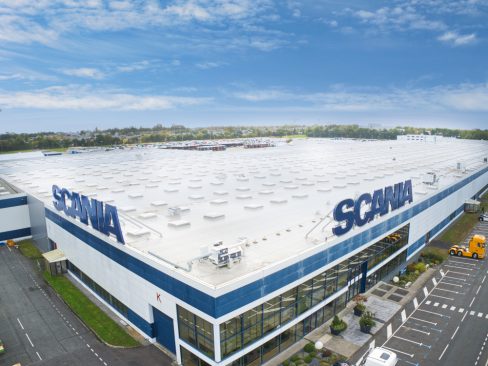 Prise de vue de la toiture de l'usine Scania à Angers. Plusieurs dizaines de milliers de m2 d'étanchéité PVC et plus d'un millier de lanterneaux. Impressionnant.