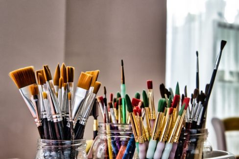 Des dizaines et des dizaines de pinceaux sont rangés dans des pots en verre. Certainement la deuxième vie de pot de confiture. Ces pinceaux de toutes les tailles, avec des poils en tout genre, ressemblent à un bouquet. Cette prise de vue a été réalisée dans le cadre d'un jeu pour Nantes Plein Centre, une association de commerçants du centre-ville de Nantes.
