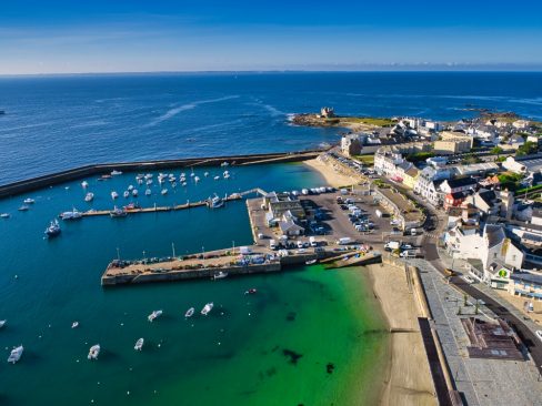 Vue aérienne de port Maria à Quiberon. En cette saison de l'année alors que la pêche à la coquille bat son plein, la criée fait cette année des miracles avec la vente du poulpe. Les pêcheurs restent néanmoins méfiants car ce prédateur risque d'affaiblir la ressource.