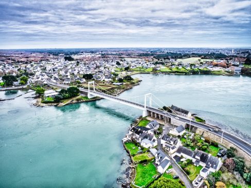 Vue aérienne du pont, pour ne pas dire l'ouvrage d'art de Pont-Lorois dans le Morbihan sur la commune de Belz. Ce pont enjambe la fameuse ria d'Etel.