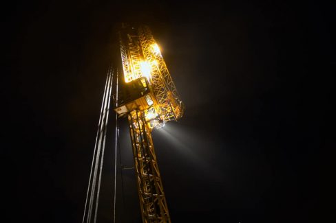La MK 88, une grue dotée d'une flèche de 45 mètres se déploie pour le levage d'un immeuble de bureaux en OSB