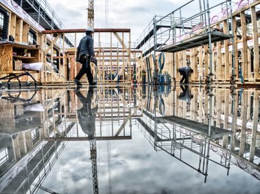 Levage en cours sur le site de Biolait à Saffré en Loire Atlantique. Suivi de chantier sur plusieurs jours. Il a beaucoup plu. Une fois que la pluie cesse, nous nous amusons avec les reflets de la structure bois et les reflets.