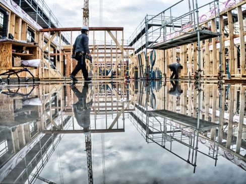 Levage en cours sur le site de Biolait à Saffré en Loire Atlantique. Suivi de chantier sur plusieurs jours. Il a beaucoup plu. Une fois que la pluie cesse, nous nous amusons avec les reflets de la structure bois et les reflets.