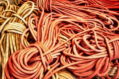 Un tas de cordages destinés à des travaux en hauteur sont empilés.