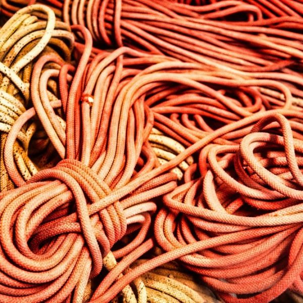 Ouest AcrO- Les Clouzeaux-R6-janv 211A2009-Cordage Un tas de cordages destinés à des travaux en hauteur sont empilés.