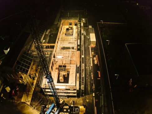 Prise de vue aérienne et nocturne lors d'un suivi de chantier. La partie levage durera cinq jours pour lever un immeuble de bureau. Impressionnant.