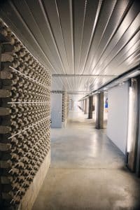 Photographe d'architecture. Ce long couloir de la Halle 6 offre de magnifiques perspectives. Il est long, long, très long.