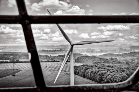 Photographie en noir et blanc depuis le toit d'une éolienne. Cette photo a été prise lors d'un reportage photo avec le GRIMP.