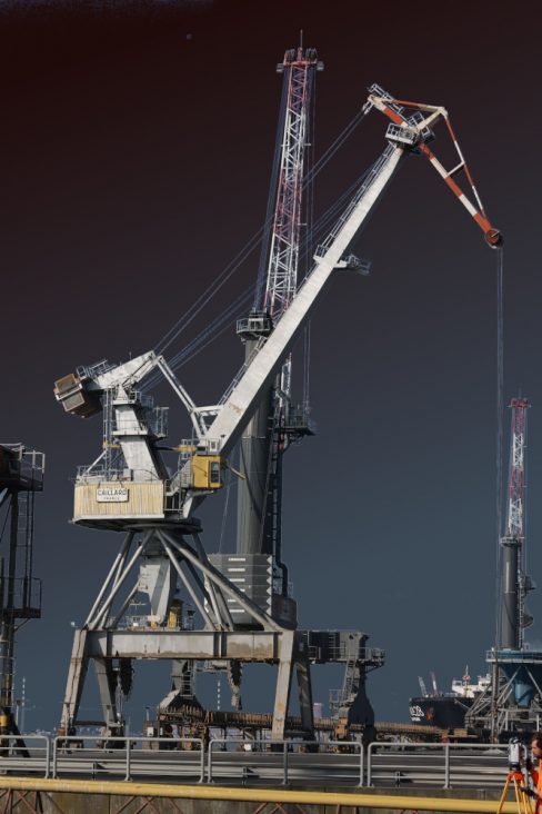 Des grues et des grues. Sur le port de St Nazaire une grue vient de prendre place