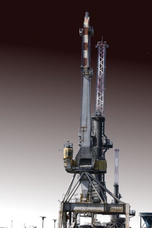 Un reportage sur les grues. Et oui, les grues. Les grues historiques de Nantes comme les grues Titans. Face à face avec une grue de profil