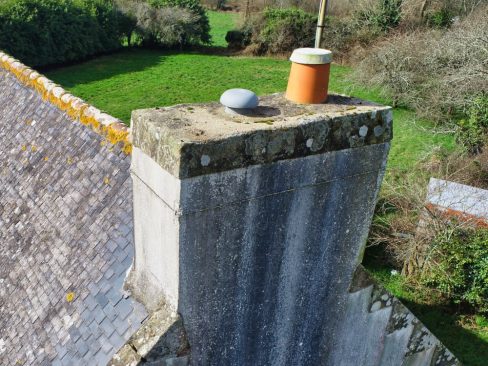 S'approcher au plus près des éléments lors d'une inspection de toiture et de cheminée