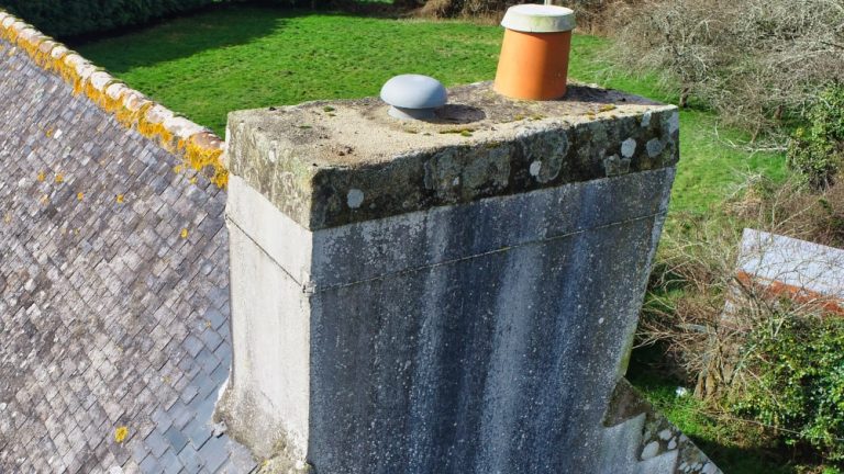 S'approcher au plus près des éléments lors d'une inspection de toiture et de cheminée