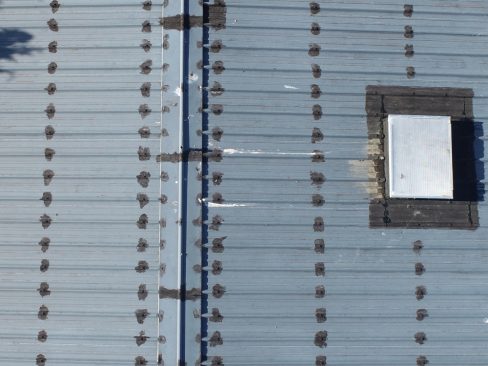 Inspection d'un bac acier sec par drone. Ce bâtiment situé en bord de mer est particulièrement exposé à l'oxydation de pièces techniques mais également à la corrosion dû aux déjections des oiseaux