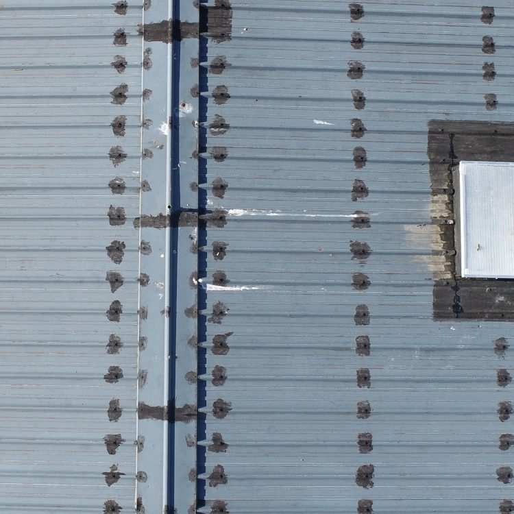 Inspection d'un bac acier sec par drone. Ce bâtiment situé en bord de mer est particulièrement exposé à l'oxydation de pièces techniques mais également à la corrosion dû aux déjections des oiseaux