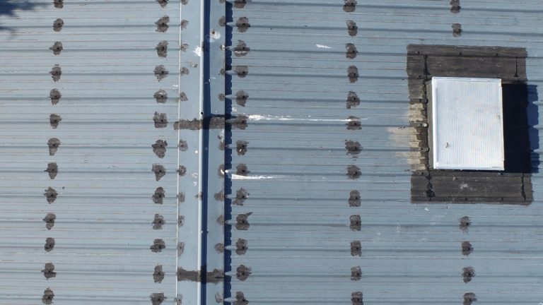 Inspection d'un bac acier sec par drone. Ce bâtiment situé en bord de mer est particulièrement exposé à l'oxydation de pièces techniques mais également à la corrosion dû aux déjections des oiseaux