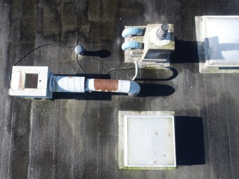 Inspection par drone de sorties de toitures, édicules et autres points faibles dans le cadre d'une inspection avant un achat de bâtiment