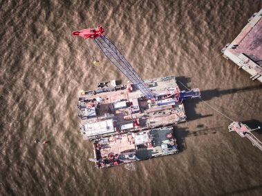 Deux barges au large de St Nazaire, non loin de l'estuaire, se sont données rendez-vous pour mettre un pieu dans un trou.
