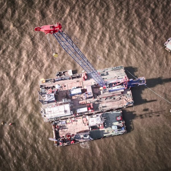 ceux sont des barges Deux barges au large de St Nazaire, non loin de l'estuaire, se sont données rendez-vous pour mettre un pieu dans un trou.