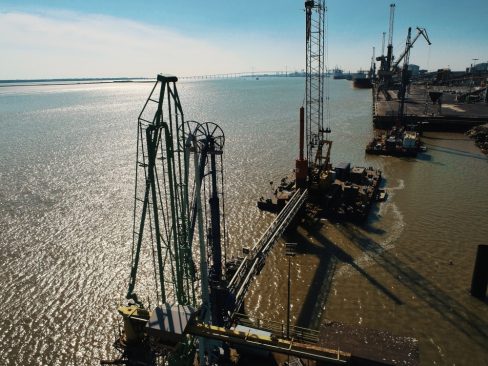 Photographie prise lors d'un suivi de chantier dans la fameuse zone P8 à st Nazaire. Notre mission ? Shooter et filmer la création d'un nouveau ponton dans le port autonome.