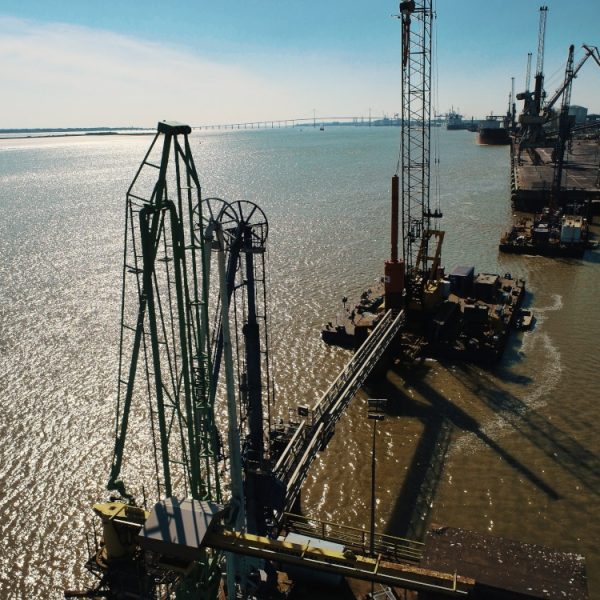 Dans le port de St Nazaire Photographie prise lors d'un suivi de chantier dans la fameuse zone P8 à st Nazaire. Notre mission ? Shooter et filmer la création d'un nouveau ponton dans le port autonome.