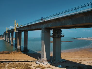 Encore un suivi de chantier pour Olao. Ici, nous nous retrouvons sous le pont de Noirmoutier qui suit une campagne d'entretien avec notamment des travaux de maçonneries sur les piles de pont.