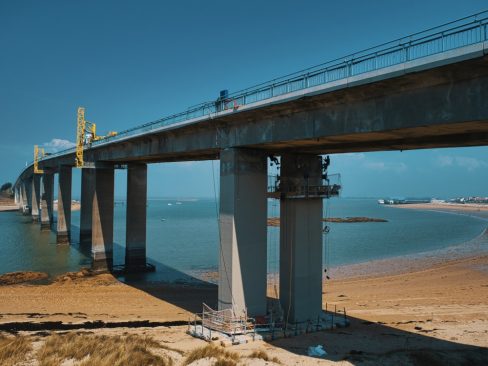 Encore un suivi de chantier pour Olao. Ici, nous nous retrouvons sous le pont de Noirmoutier qui suit une campagne d'entretien avec notamment des travaux de maçonneries sur les piles de pont.