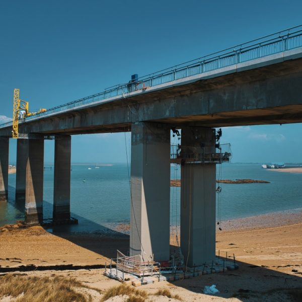 Sous le pont de Noirmoutier Encore un suivi de chantier pour Olao. Ici, nous nous retrouvons sous le pont de Noirmoutier qui suit une campagne d'entretien avec notamment des travaux de maçonneries sur les piles de pont.