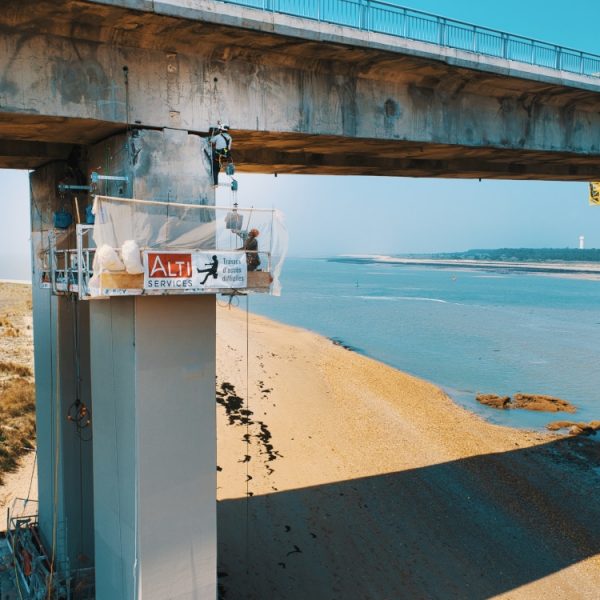 maçonnerie sous un pont Des nordistes sont en train de faire de la maçonnerie sur le pont de Noirmoutier. Photographie prise lors d'un suivi de chantier