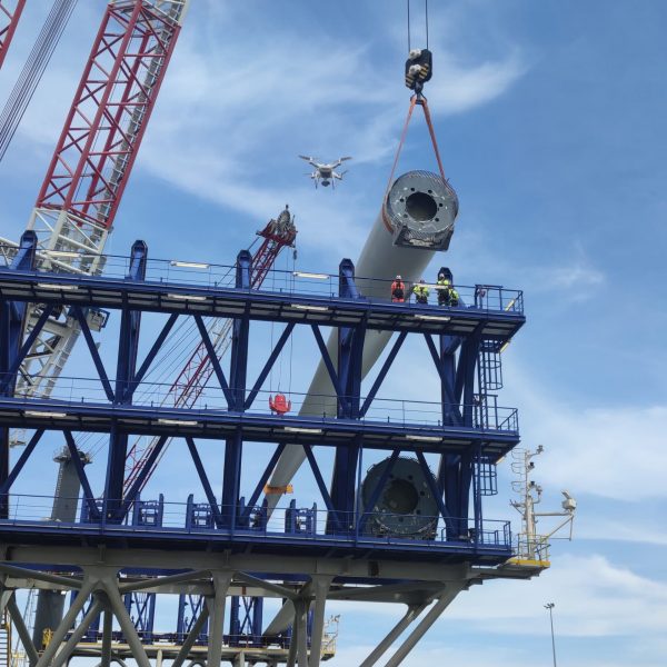 Ainsi fût suivi d'un chargement et de travaux sur le port de Nantes St Nazaire. Les pales d'éoliennes sont en train d'être chargées.