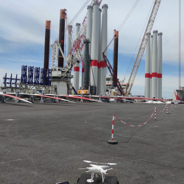 Travaux sur le port de Nantes st Nazaire Un phantom 4 Pro V2 est sur le point de décoller pour filmer le chargement des éoliennes.