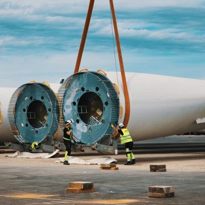 Link-3P1A3476-St Nazaire-Eole Photographie prise lors d'un suivi de chantier sur le port de St Nazaire. levage de pales d'éoliennes pour embarquement sur le Vol au vent.
