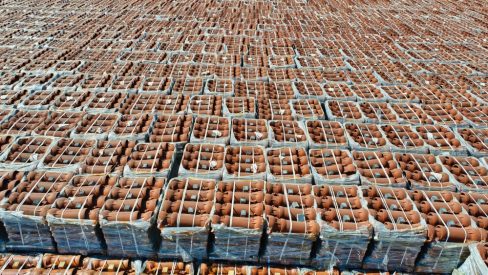 Sur le port de St Nazaire, des pièces destinées aux éoliennes au large attendent d'être assemblées et chargées.