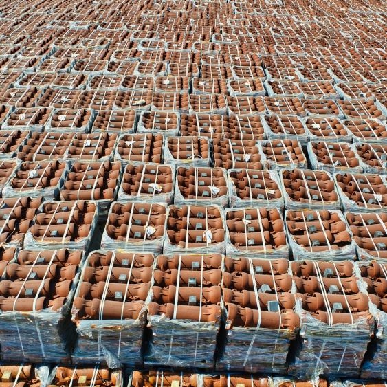 Sous la mer Sur le port de St Nazaire, des pièces destinées aux éoliennes au large attendent d'être assemblées et chargées.