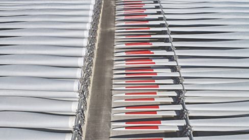 des dizaines de pâles d'éoliennes attendent d'être chargées sur le port de St Nazaire