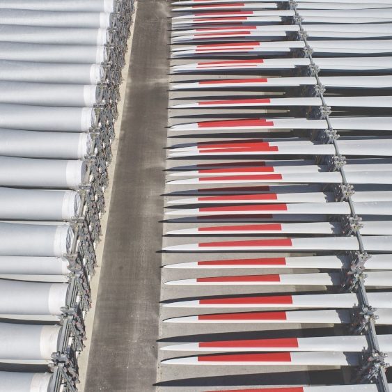 Les pales caudines des dizaines de pâles d'éoliennes attendent d'être chargées sur le port de St Nazaire