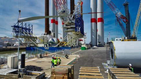 Un bateau hors norme, le Vol au vent, accueille à son bord les parties d'éoliennes à assembler au large de St Nazaire